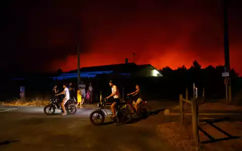 Der Brand dehnte sich in der Nacht immer weiter aus. - Foto: Romain Perrocheau/AFP/dpa
