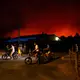 Der Brand dehnte sich in der Nacht immer weiter aus. - Bild: Romain Perrocheau/AFP/dpa