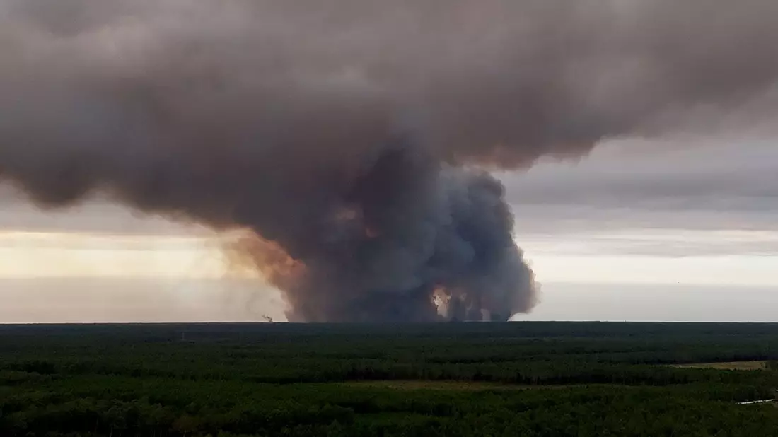 Riesige Rauchschwaden des Brandes in der Küstenregion waren auch von Bordeaux aus zu sehen. - Bild: Romain Perrocheau/AFP/dpa
