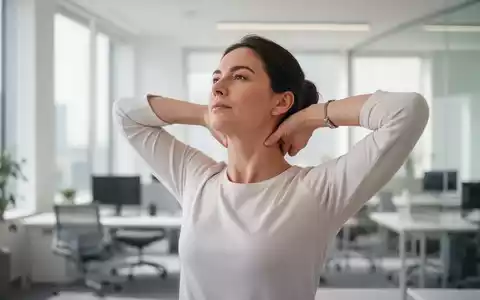 Person in einer modernen Büroumgebung, die Dehnübungen zur Mobilisierung der Halswirbelsäule durchführt. - Foto: über boerse-global.de