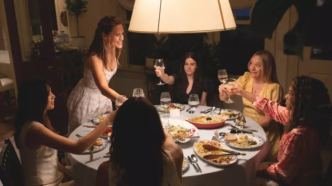Links nach rechts: Gemma Chan als Gigi, Jennifer Garner als Hollis, Harlow Jane als Caroline, Chloë Sevigny als Tatum und Regina Hall als Dru-Ann in einer Szene aus «The Five-Star Weekend». Die achtteilige TV-Serie ist ab 25. Juli bei Sky zu sehen. - Bild: Adam Rose/Peacock/Universal/dpa