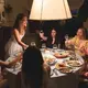 Links nach rechts: Gemma Chan als Gigi, Jennifer Garner als Hollis, Harlow Jane als Caroline, Chloë Sevigny als Tatum und Regina Hall als Dru-Ann in einer Szene aus «The Five-Star Weekend». Die achtteilige TV-Serie ist ab 25. Juli bei Sky zu sehen. - Bild: Adam Rose/Peacock/Universal/dpa