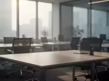 Ein leerer, aufgeräumter Schreibtisch in einem modernen Büro mit sanftem Tageslicht, das eine ruhige Atmosphäre schafft. - Foto: über boerse-global.de