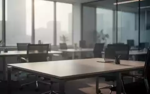 Ein leerer, aufgeräumter Schreibtisch in einem modernen Büro mit sanftem Tageslicht, das eine ruhige Atmosphäre schafft. - Foto: über boerse-global.de
