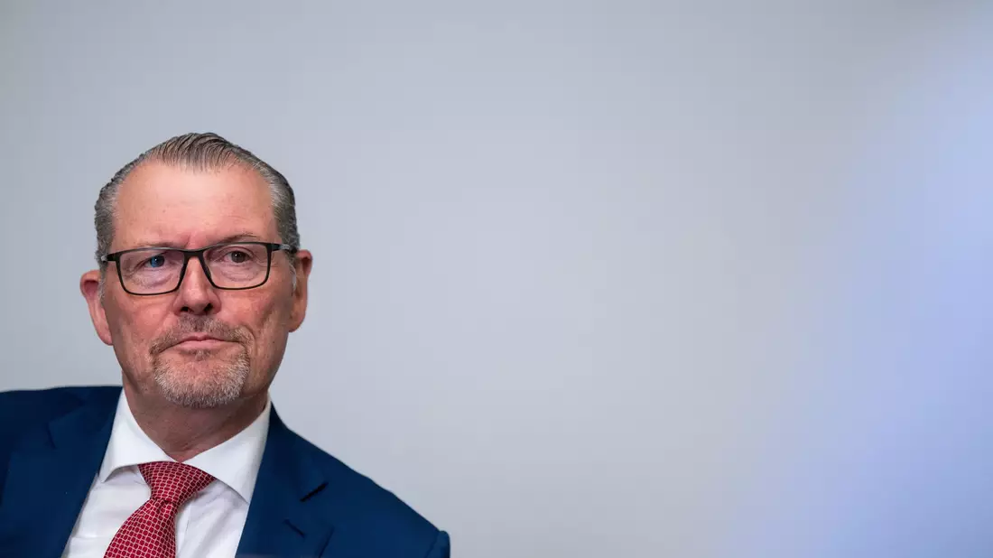 Arbeitgeberpräsident Rainer Dulger Dulger sieht bei den politischen Rändern mit extrem rechts und extrem links «keine Lösungsansätze».  - Bild: Sebastian Gollnow/dpa