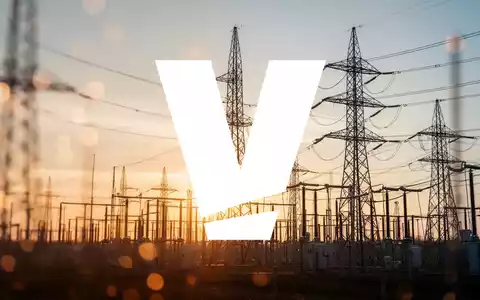 Moderne Strominfrastruktur und Hochspannungsleitungen bei Sonnenaufgang als Symbol für Energieerzeugung. - Foto: über boerse-global.de