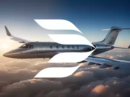 Ein moderner Business-Jet fliegt in der Abenddämmerung durch den Wolkenhimmel. - Foto: über boerse-global.de