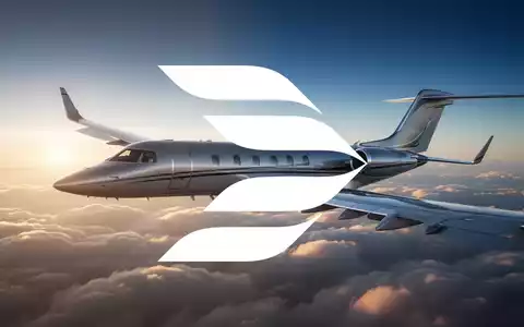 Ein moderner Business-Jet fliegt in der Abenddämmerung durch den Wolkenhimmel. - Foto: über boerse-global.de
