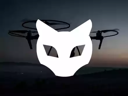 Abstrakte Darstellung einer Drohne vor einem dunklen, atmosphärischen Hintergrund, symbolisch für den Luftfahrtsektor. - Foto: über boerse-global.de