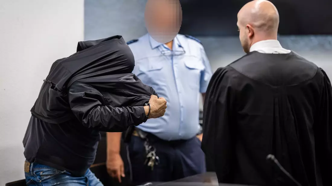 Opfer und Täter sollen sich vor der Tat im Drogenmilieu kennengelernt haben. - Bild: Christoph Schmidt/dpa