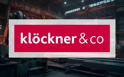 Industrielle Stahlfertigung in einer modernen Fabrikhalle bei Dämmerung mit Fokus auf metallische Strukturen. - Foto: über boerse-global.de
