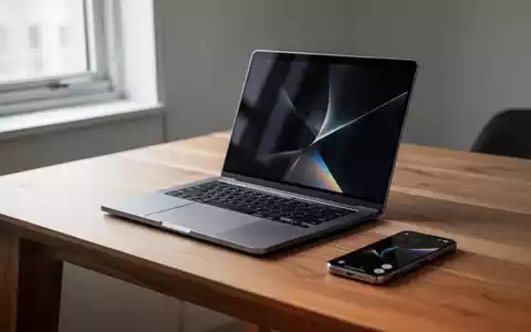 Ein schlanker Laptop und ein Smartphone auf einem sauberen Holztisch, die moderne Technologie-Hardware repräsentieren. - Foto: über boerse-global.de