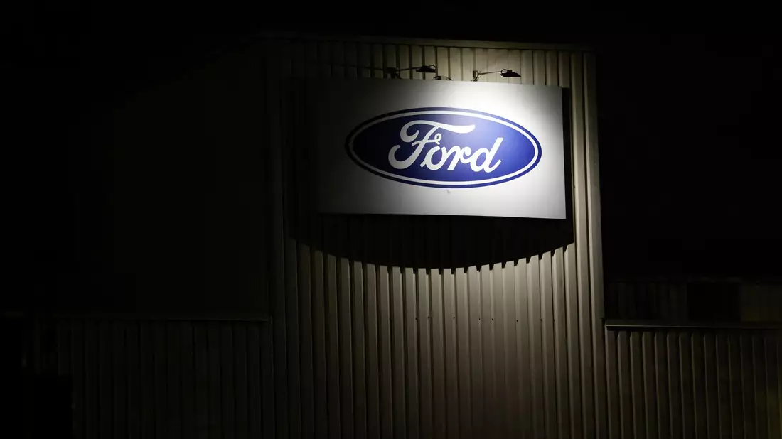 Ford-Logo am Kölner Werk - Bild: Thomas Banneyer/dpa
