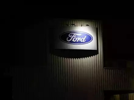 Ford-Logo am Kölner Werk - Foto: Thomas Banneyer/dpa