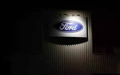 Ford-Logo am Kölner Werk - Foto: Thomas Banneyer/dpa