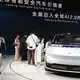 Hier präsentiert Geely ein Auto samt humanoidem Roboter auf einer Automesse in Peking. Nun wagt die Firma den Sprung nach Spanien, um dort Autos zu bauen.  - Bild: Johannes Neudecker/dpa