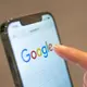Dass Google nach einer Suche etwa Sportergebnisse in speziell designeten Boxen darstellt, ist nach Ansicht der EU-Kommission nicht immer mit Wettbewerbsregeln vereinbar. (Symbolbild)  - Bild: Mohssen Assanimoghaddam/dpa