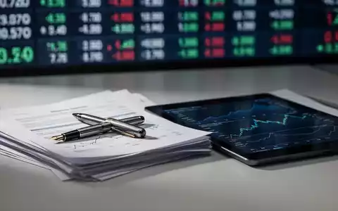 Ein moderner Schreibtisch mit Finanzunterlagen, einem Tablet mit Zinsdiagrammen und einem hochwertigen Füllfederhalter. - Foto: über boerse-global.de
