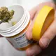 Bei Cannabis auf Rezept ist meist viel mehr Wirkstoff enthalten als bei Cannabis im Straßenhandel. (Archivbild) - Bild: Boris Roessler/dpa