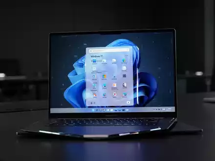 Moderner Laptop mit Windows-11-Oberfläche in dunklem Büro. - Foto: über boerse-global.de