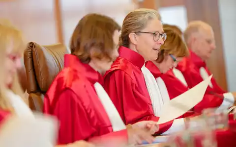 Der Zweite Senat um die Vorsitzende Richterin Ann-Katrin Kaufhold hat einstimmig entschieden.  - Foto: Uwe Anspach/dpa