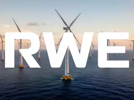 Moderne Windkraftanlagen auf dem Meer im warmen Licht des Sonnenuntergangs als Symbol für Stabilität im Energiesektor. - Foto: über boerse-global.de