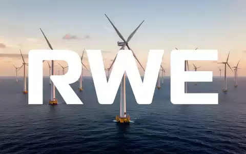 Moderne Windkraftanlagen auf dem Meer im warmen Licht des Sonnenuntergangs als Symbol für Stabilität im Energiesektor. - Foto: über boerse-global.de