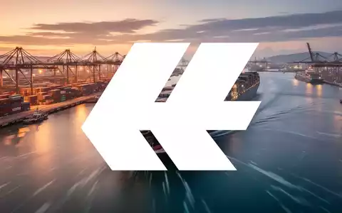 Ein modernes Containerterminal in der Abenddämmerung mit gestapelten Containern und einem einlaufenden Frachtschiff. - Foto: über boerse-global.de