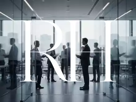 Abstraktes, professionelles Bürointerieur mit Fokus auf strategische Unternehmensführung und personelle Veränderungen. - Foto: über boerse-global.de