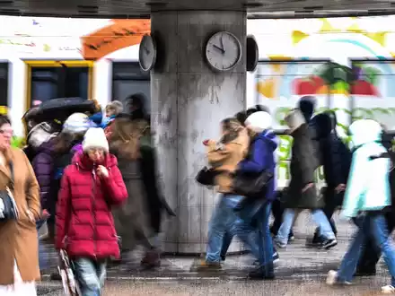 Viele Menschen brauchen soziale Leistungen, die Sozialleistungsquote steigt. (Symbolbild) - Foto: Britta Pedersen/dpa