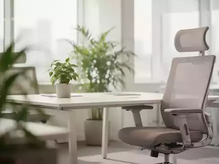 Modernes, helles Büroambiente mit Fokus auf betriebliche Gesundheitsförderung und mentale Ausgeglichenheit. - Foto: über boerse-global.de