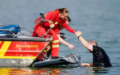 Nicht überall sind gleich professionelle Retter zur Stelle, um Menschen aus einer Notlage im Wasser zu befreien (Archivbild)  - Foto: Uwe Anspach/dpa