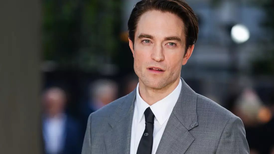 Robert Pattinson spielt in seinem neuen Film einen moralisch zwielichtigen Moderator. (Archivbild) - Bild: Scott A Garfitt/Invision/AP/dpa
