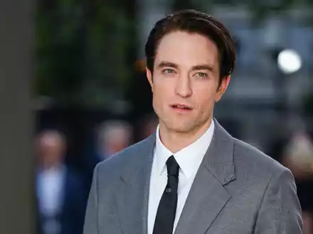 Robert Pattinson spielt in seinem neuen Film einen moralisch zwielichtigen Moderator. (Archivbild) - Foto: Scott A Garfitt/Invision/AP/dpa