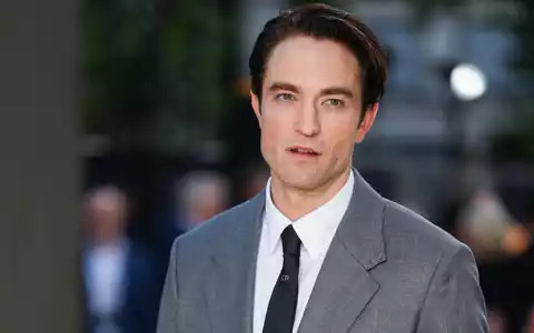 Robert Pattinson spielt in seinem neuen Film einen moralisch zwielichtigen Moderator. (Archivbild) - Foto: Scott A Garfitt/Invision/AP/dpa