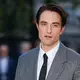 Robert Pattinson spielt in seinem neuen Film einen moralisch zwielichtigen Moderator. (Archivbild) - Bild: Scott A Garfitt/Invision/AP/dpa