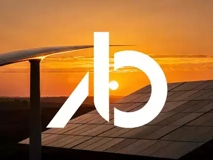 Moderne Windkraftanlage und Solarmodule bei Sonnenuntergang als Symbol für erneuerbare Energien. - Foto: über boerse-global.de