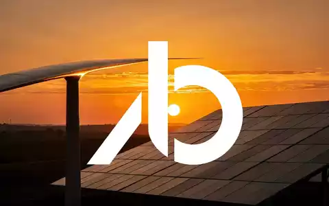 Moderne Windkraftanlage und Solarmodule bei Sonnenuntergang als Symbol für erneuerbare Energien. - Foto: über boerse-global.de
