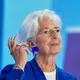 EZB-Präsidentin Christine Lagarde betont angesichts der vielen Krisen und Konflikte immer wieder die Handlungsfähigkeit der Notenbank. (Archivbild) - Bild: Michael Probst/AP/dpa