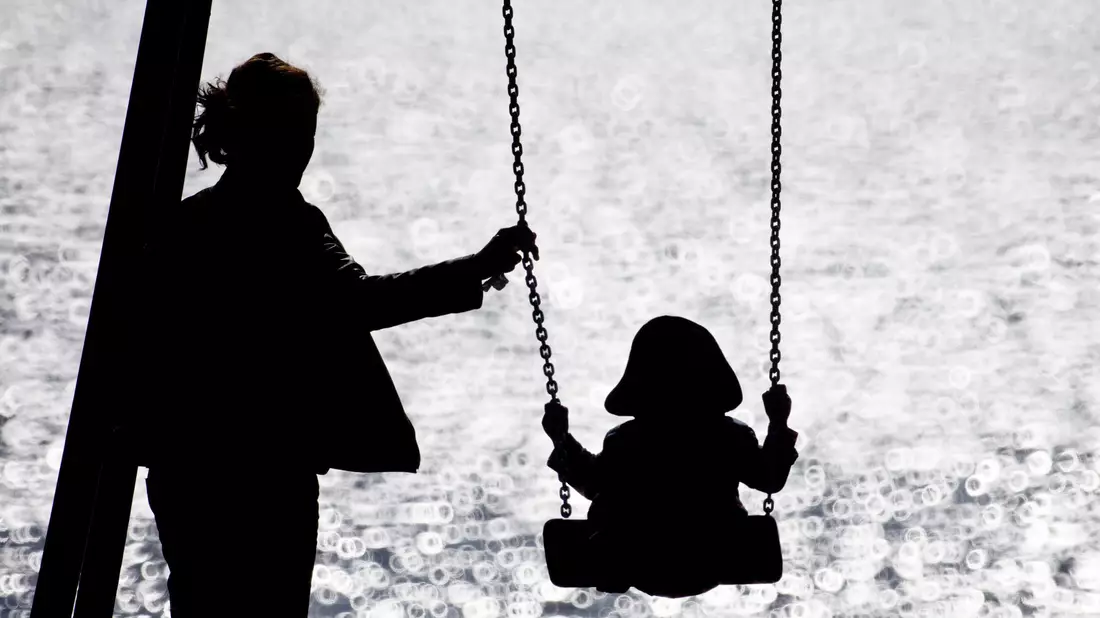 Das Armutsrisiko von Alleinerziehenden und ihren Kindern ist laut Statistik mehr als doppelt so hoch, wie bei Familien mit beiden Elternteilen. (Symbolbild) - Bild: Christian Charisius/dpa