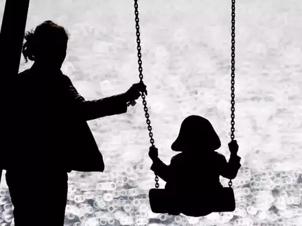 Das Armutsrisiko von Alleinerziehenden und ihren Kindern ist laut Statistik mehr als doppelt so hoch, wie bei Familien mit beiden Elternteilen. (Symbolbild) - Foto: Christian Charisius/dpa