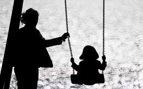 Das Armutsrisiko von Alleinerziehenden und ihren Kindern ist laut Statistik mehr als doppelt so hoch, wie bei Familien mit beiden Elternteilen. (Symbolbild) - Foto: Christian Charisius/dpa