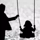 Das Armutsrisiko von Alleinerziehenden und ihren Kindern ist laut Statistik mehr als doppelt so hoch, wie bei Familien mit beiden Elternteilen. (Symbolbild) - Bild: Christian Charisius/dpa