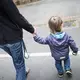 Laut der neuen Statistik lebten 2025 insgesamt rund 2,36 Millionen Kinder unter 18 Jahren mit nur einem Elternteil zusammen. (Symbolbild) - Bild: Marcel Kusch/dpa
