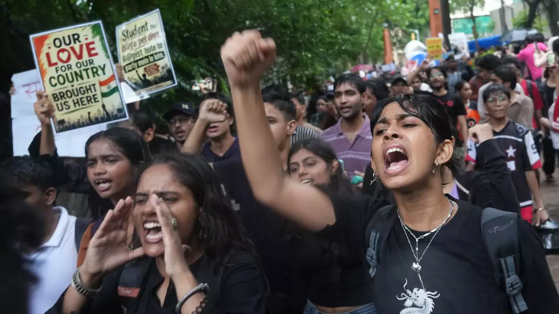 Die junge Protestbewegung entwickelt sich nach Einschätzung von Beobachtern zu einer großen Herausforderung für die Regierung von Premierminister Narendra Modi. (Archivbild) - Bild: Rafiq Maqbool/AP/dpa