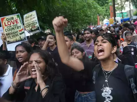 Die junge Protestbewegung entwickelt sich nach Einschätzung von Beobachtern zu einer großen Herausforderung für die Regierung von Premierminister Narendra Modi. (Archivbild) - Foto: Rafiq Maqbool/AP/dpa
