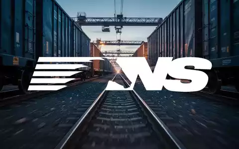 Abstrakte Darstellung einer Güterverkehrsinfrastruktur bei Dämmerung mit Fokus auf industrielle Logistik und Schienen. - Foto: über boerse-global.de