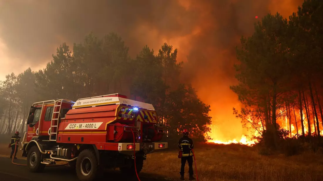 Tausende Touristen müssen wegen der Waldbrände bei Bordeaux ihre Quartiere räumen. - Bild: Romain Perrocheau/AFP/dpa