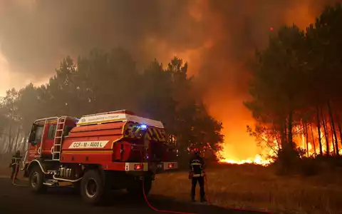 Tausende Touristen müssen wegen der Waldbrände bei Bordeaux ihre Quartiere räumen. - Foto: Romain Perrocheau/AFP/dpa
