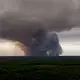 Riesige Rauchschwaden des Brandes in der Küstenregion waren auch von Bordeaux aus zu sehen. - Bild: Romain Perrocheau/AFP/dpa